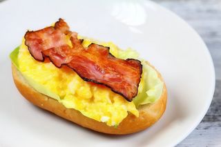 Baguete de Bacon e Ovos Mexidos