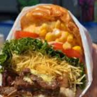 Hambúrguer de vaca com bacon completo