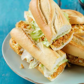 Baguete de frango , alface, tomate