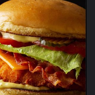 Hambúrguer de panados de frango e bacon