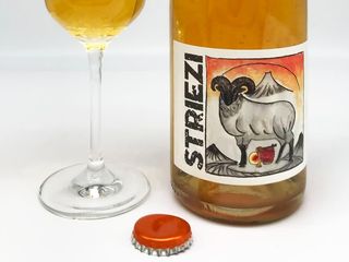 Striezi Organic BIO Natural Low-Alcohol (9.5%) Fruit Pet Nat By Winzerhof Linder Chestnut honey & Vineyard Peaches Crispy Gastronomic Surprising Unusual Juicy Honey Peachy From Volcanic Soil Kaiserstuhl Baden Germany