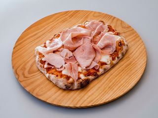 Pinsa with mozzarella and proscuito