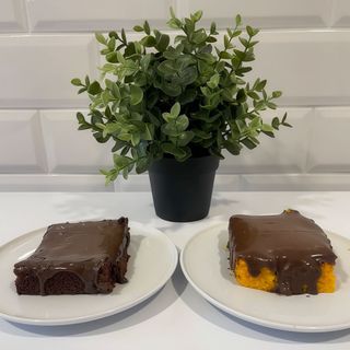 Bolo de chocolate ou de cenoura com cobertura de brigadeiro