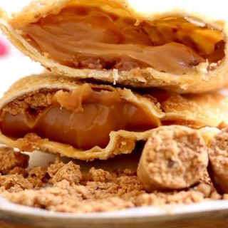 Pastel doce de leite com paçoca 
