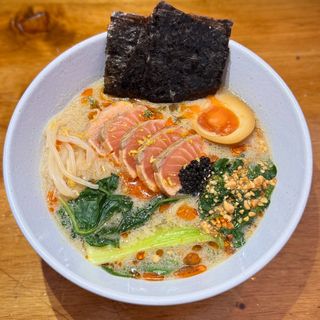 RAMEN DO MÊS: TAN TAN RAMEN DE TATAKI DE SALMÃO