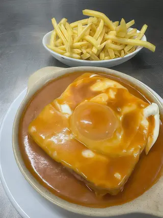 Francesinha Especial com Bebida Lata