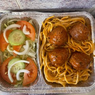 Almôndegas com esparguete e salada