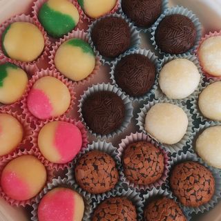 Kit 25 brigadeiros sabores variados 