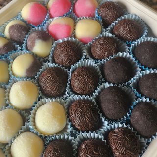 Kit 40 brigadeiros sabores variados 