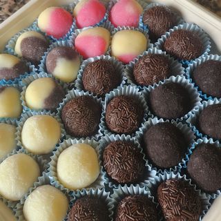 Kit com 50 brigadeiros sabores variados 