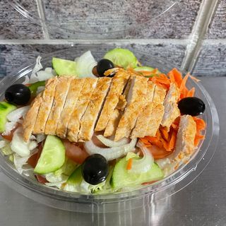 Salada de vegetais com peito de frango 