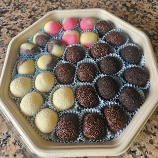 Kit 70 brigadeiros sabores variados