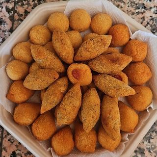 Kit 100 salgados sabores variados para festas