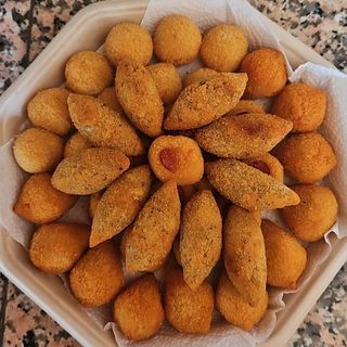 Kit 90 salgados sabores variados para festas