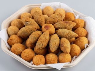 Kit com 40 salgados para festas sabores variados 