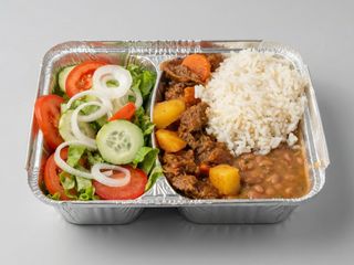 Marmita, carne de vaca ensopada com legumes 