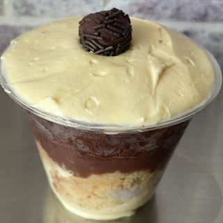 Bolo no pote 250g maracujá e brigadeiro