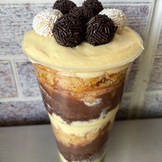 Bolo no pote 600g maracujá e brigadeiro