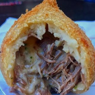 Coxinha de costela bovina desfiada