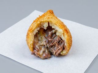 Coxinha de costela bovina desfiada