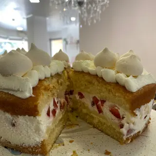 Bolo de leite ninho com morango e suspiro