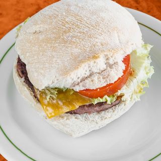 Hambúrguer com salada