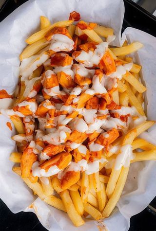 Batatas Fritas com Queijo e molho alho