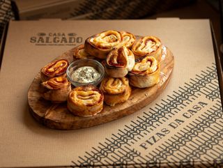 Mini Pães com Chouriço e Queijo