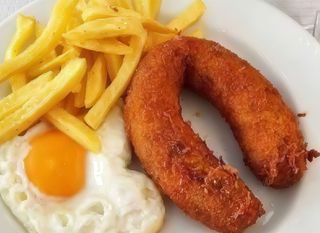 Alheira de caça com ovo estrelado e batata frita 