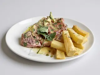 Bifana á portuguesa com batata frita e arroz