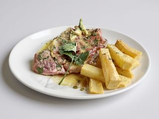 Bifana á portuguesa com batata frita e arroz