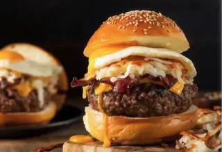Burger com Ovo, Bacon e Queijo