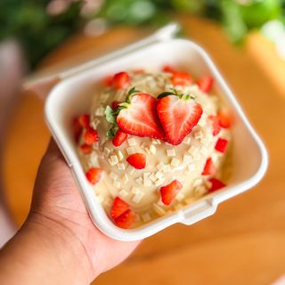 Mini bolo vulcão nido com morangos