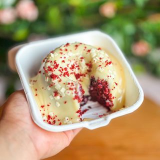 Mini vulcão red velvet com frutas vermelhas