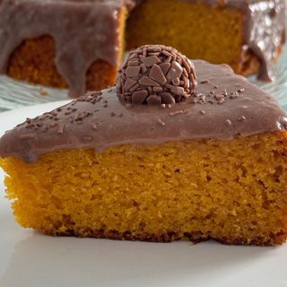 Fatia Bolo de cenoura com Brigadeiro