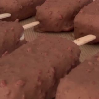 Cravejado Morango do Amor chocolate ao leite