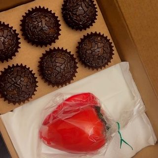 Morango do amor + 6 brigadeiros
