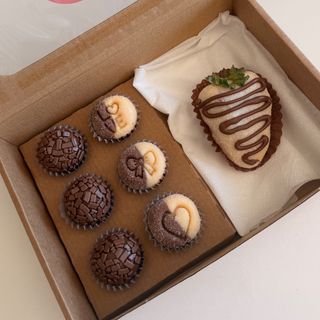 Morango do amor + 6 brigadeiros  