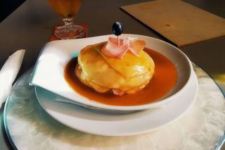 Francesinha Minhota no Bolo do Caco com Batata Frita e Ovo