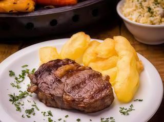 Naco de Boi com Batata a Murro e Grelos