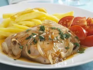 BIFE DE ATUM COM CEBOLADA