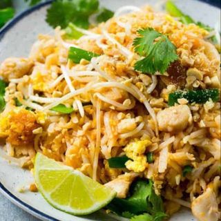 macarrão tailandês com camarões