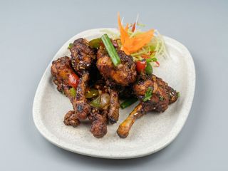 Asas de frango com molho de pimenta preta