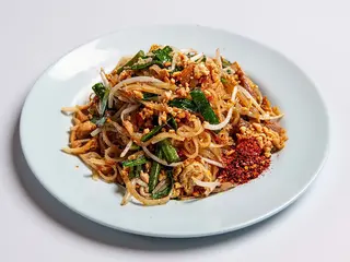 macarrão tailandês com legumes frescos