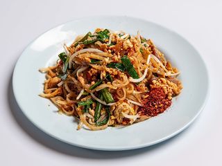 macarrão tailandês com legumes frescos