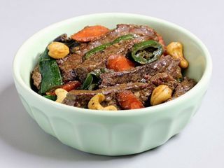Beef with cashew nuts 