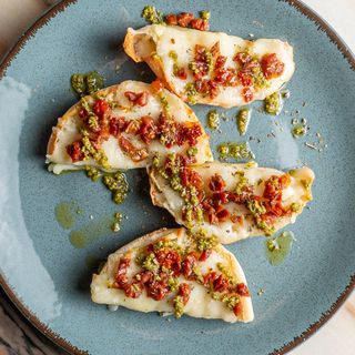 Tosta Tomate, Mozzarela & Pesto