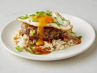 Loco Moco com queijo cheddar