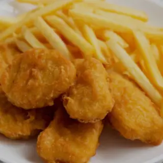 Menu Nuggets de Frango Prato Com Bebida