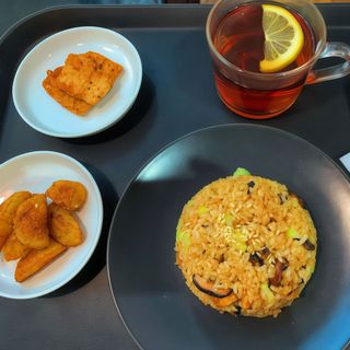 炒饭+土豆+柠檬红茶 arroz frito + batatas fritas temperadas + chá preto com limão